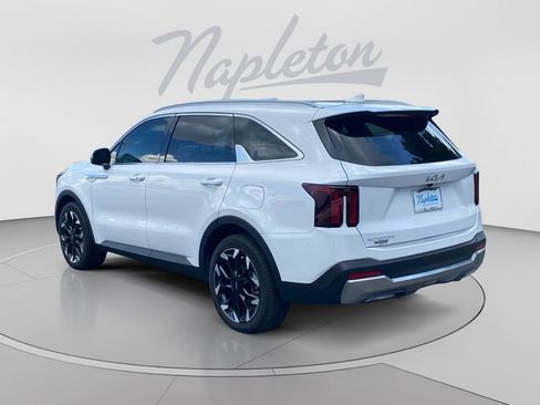 Used 2025 Kia Sorento EX w/ Panoramic Sunroof Package FWD image 3