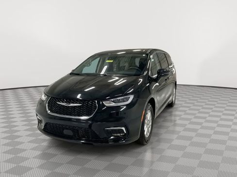 Used 2024 Chrysler Pacifica Touring-L image 4