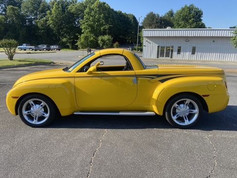 Used 2004 Chevrolet SSR w/ Preferred Equipment Group RWD image 8