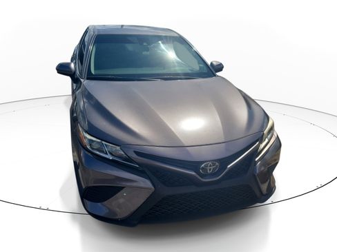 Used 2020 Toyota Camry SE FWD image 2