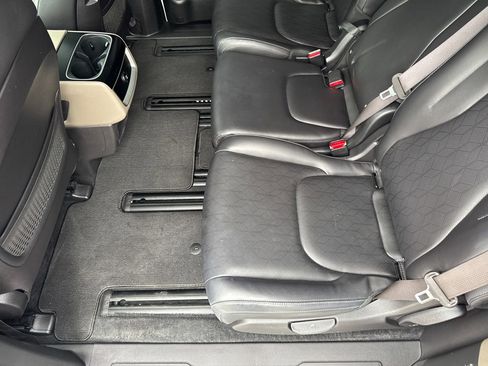 Used 2025 Kia Carnival image 13