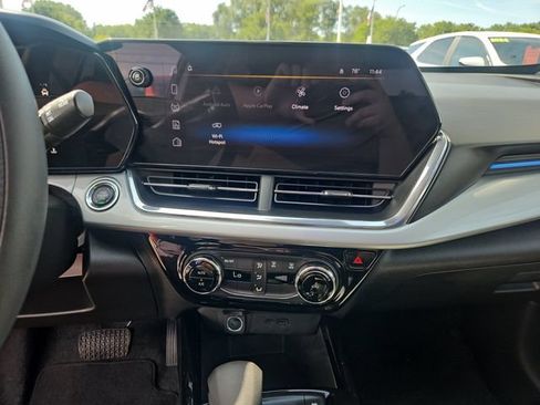 Used 2025 Chevrolet Trax LT FWD image 18