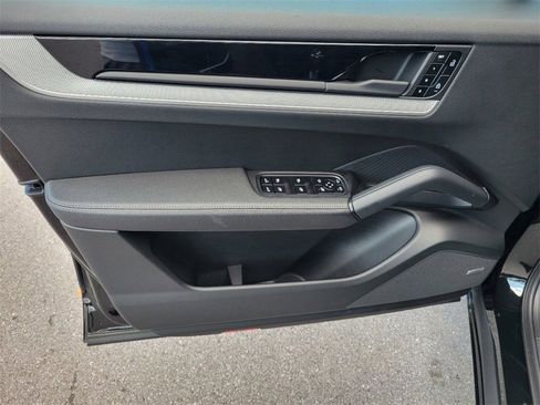 Certified 2025 Porsche Cayenne Base image 18