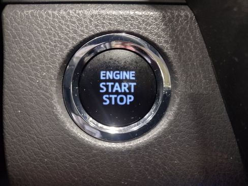 Used 2020 Toyota Camry SE w/ Convenience Package FWD image 30