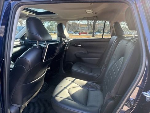 Used 2022 Toyota Highlander XLE image 16