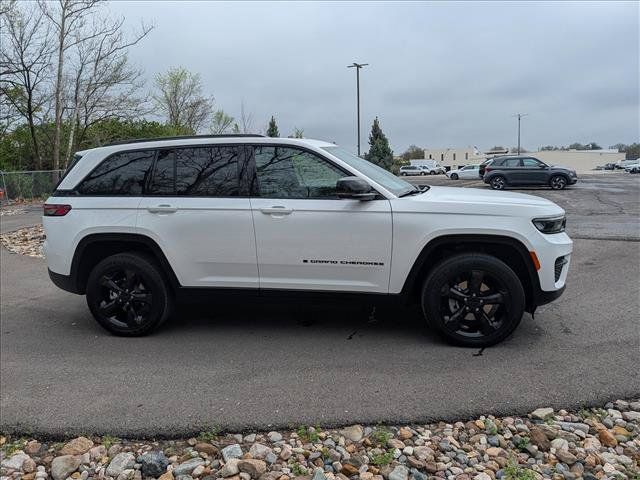 Used 2024 Jeep Grand Cherokee Altitude AWD/4WD image 6