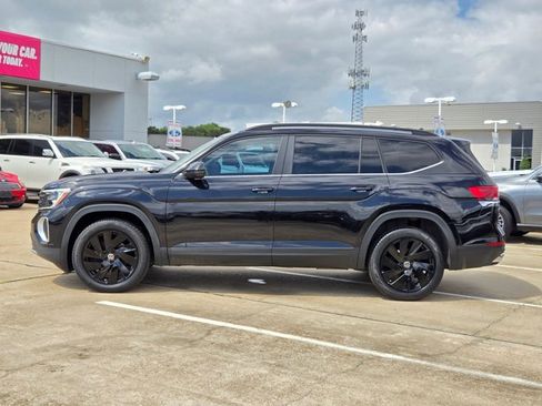 Used 2024 Volkswagen Atlas SE w/ Black Wheel Package FWD image 9