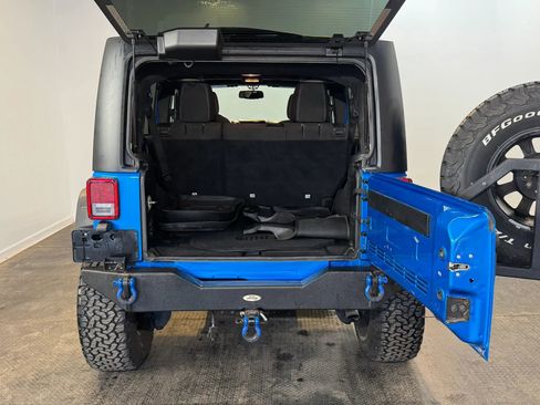 Used 2015 Jeep Wrangler Unlimited Rubicon w/ Max Tow Package AWD/4WD image 29
