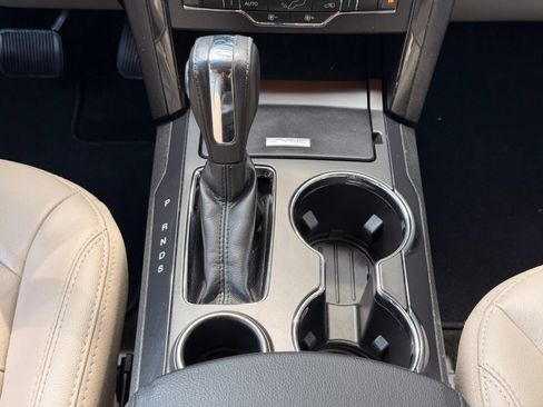Used 2018 Ford Explorer XLT w/ Equipment Group 202A FWD image 17
