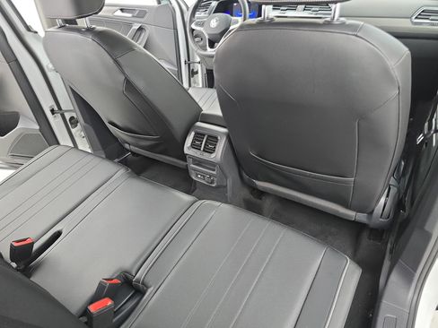 Certified 2022 Volkswagen Tiguan SE w/ Panoramic Sunroof Package image 11