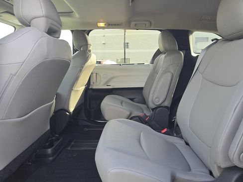 Used 2025 Toyota Sienna XLE image 17
