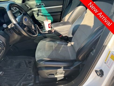 Used 2017 Ford Explorer XLT w/ Equipment Group 202A image 9