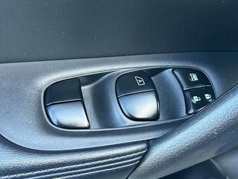 Used 2019 Nissan Rogue S FWD image 13
