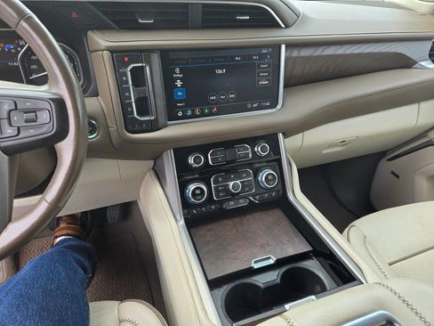 Used 2021 GMC Yukon Denali w/ Denali Premium Package image 10