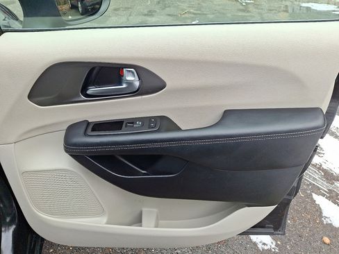 Used 2023 Chrysler Pacifica Touring-L image 10