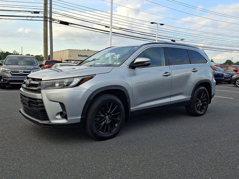Used 2019 Toyota Highlander SE AWD/4WD image 3
