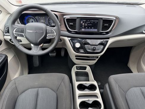 Used 2023 Chrysler Voyager LX image 4