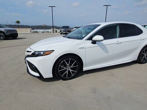 Used 2021 Toyota Camry SE image 4