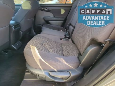 Used 2024 Toyota Highlander LE image 17
