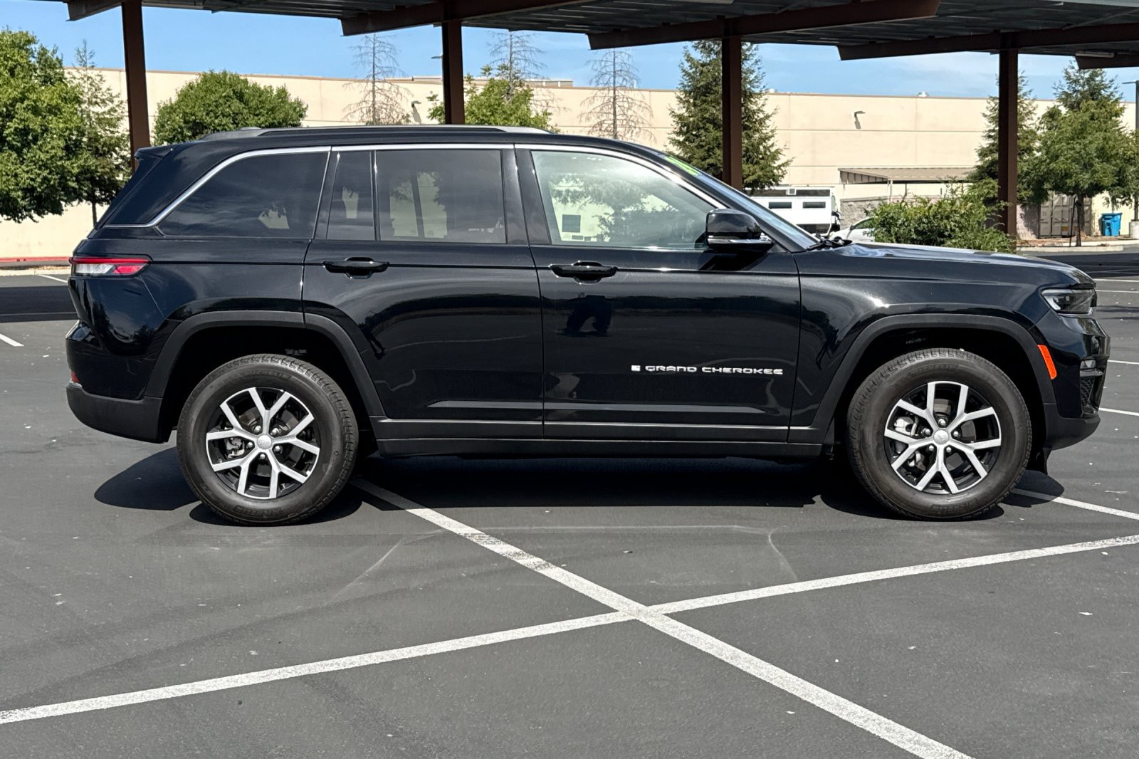 Used 2024 Jeep Grand Cherokee Limited RWD image 10