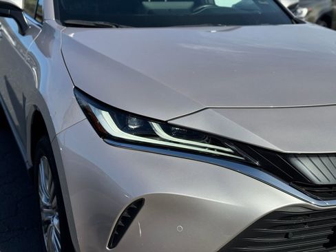 Used 2024 Toyota Venza XLE image 11