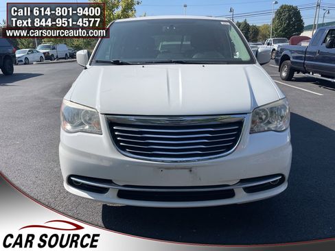 Used 2014 Chrysler Town & Country Touring image 8