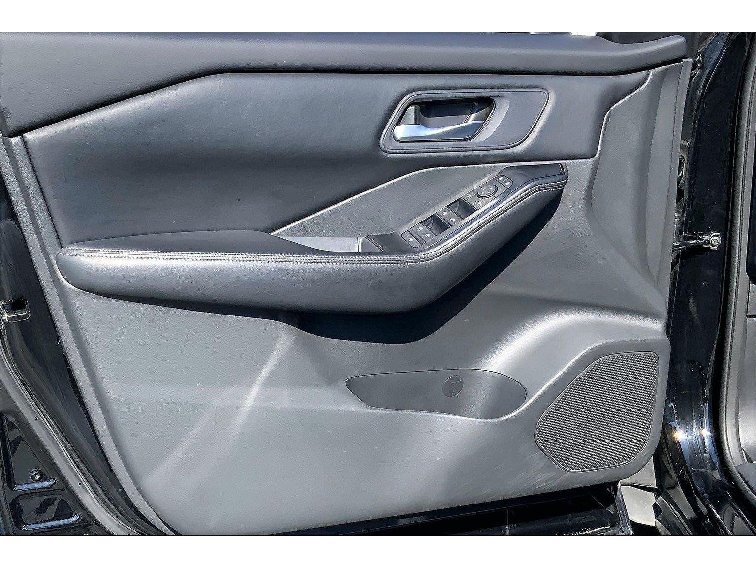 Used 2025 Nissan Rogue SV AWD/4WD image 21