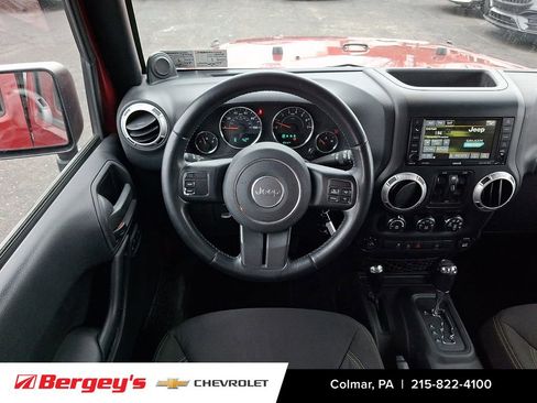 Used 2013 Jeep Wrangler Unlimited Sahara image 13