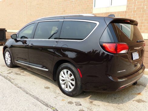 Used 2019 Chrysler Pacifica Touring-L FWD image 8