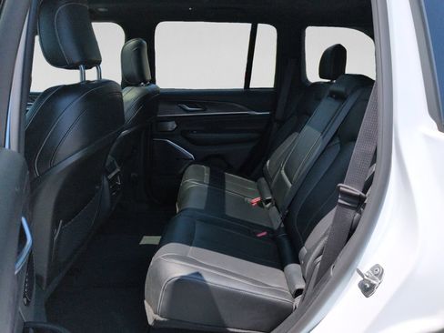 Used 2023 Jeep Grand Cherokee Overland AWD/4WD image 30