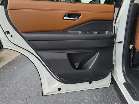 Certified 2024 Nissan Pathfinder Platinum AWD/4WD image 10