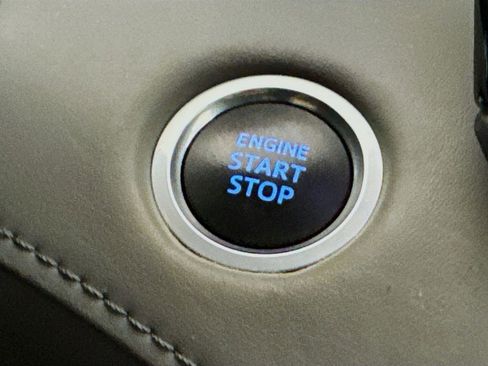 Used 2021 Toyota Highlander XLE image 18