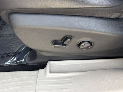 Used 2021 Chrysler Pacifica Touring-L image 12