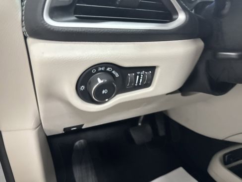 Used 2024 Chrysler Pacifica Select image 16