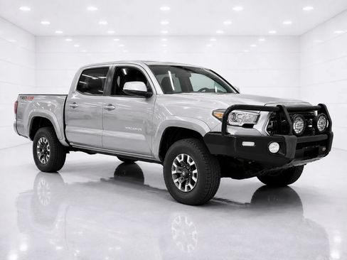 Used 2017 Toyota Tacoma TRD Off-Road w/ Premium & Technology Package AWD/4WD image 7