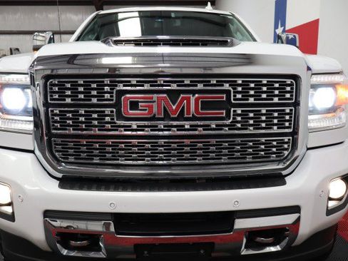 Used 2018 GMC Sierra 2500 Denali w/ Duramax Plus Package AWD/4WD image 21