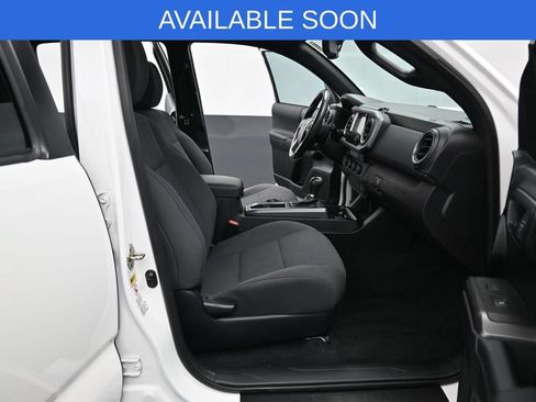 Used 2016 Toyota Tacoma TRD Off-Road w/ Premium & Technology Package AWD/4WD image 32