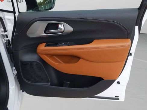 New 2026 Chrysler Pacifica Pinnacle image 31