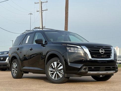 New 2025 Nissan Pathfinder SL image 2