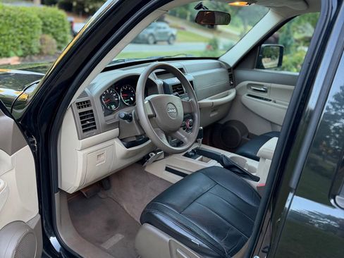 Used 2010 Jeep Liberty Sport w/ Popular Equipment Group AWD/4WD image 15