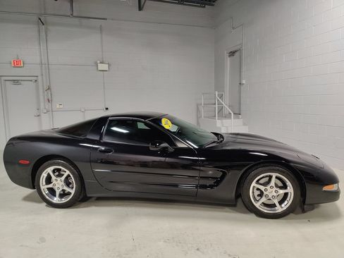Used 2004 Chevrolet Corvette Coupe w/ Preferred Equipment Group RWD image 6