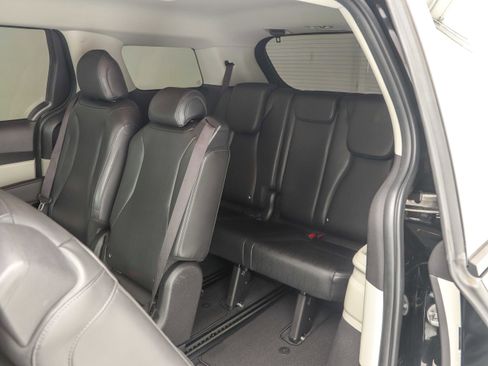 Used 2022 Kia Carnival LX image 16