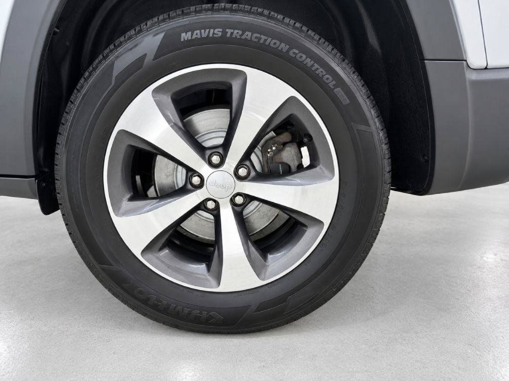 Used 2019 Jeep Cherokee Limited AWD/4WD image 33