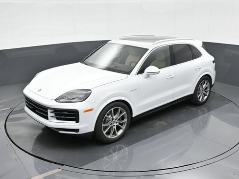 Certified 2025 Porsche Cayenne E-Hybrid AWD/4WD image 26