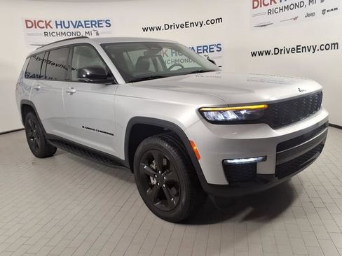 Used 2024 Jeep Grand Cherokee L Limited w/ Black Appearance Package AWD/4WD image 3