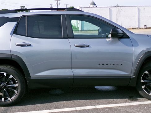 New 2026 Chevrolet Equinox RS w/ Convenience Package III FWD image 4