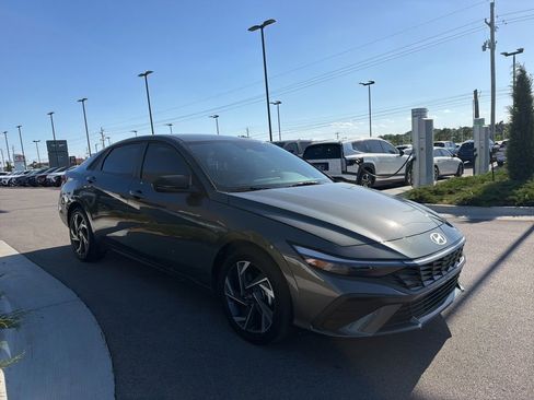 Used 2025 Hyundai Elantra Sport FWD image 3