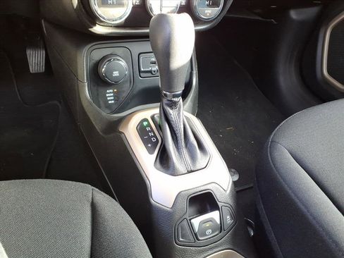 Used 2016 Jeep Renegade Latitude w/ Popular Equipment Group image 17