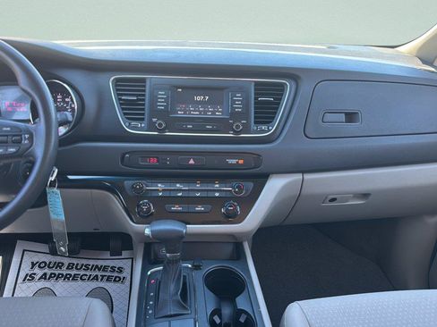 Used 2018 Kia Sedona L FWD image 11