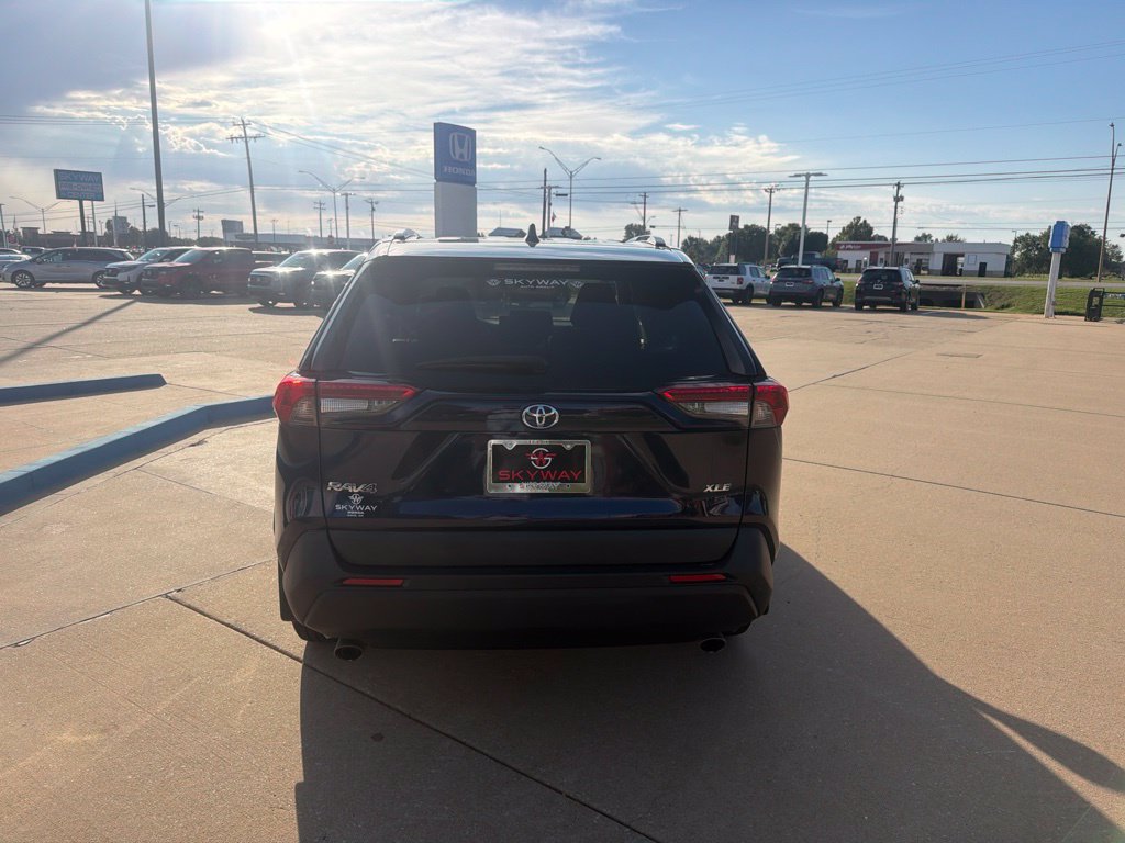 Used 2022 Toyota RAV4 XLE w/ Convenience Package FWD image 8